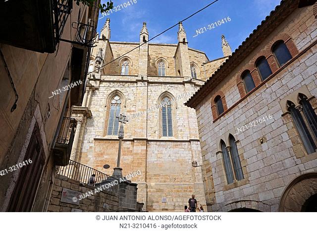 Santa Maria la Major Church. On the right, El Casal dels Josa, archive and museum of Montblanc and its region. Montblanc, Tarragona, Catalonia, Spain, Europe