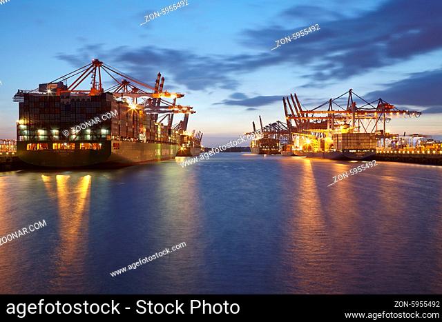 Containerschiffe Evridiki G, UMM Salal und XIN Hong Kong am Containerterminal Burchardkai und Eurogate im Tiefwasserhafen Hamburg-Waltershof aufgenommen am...