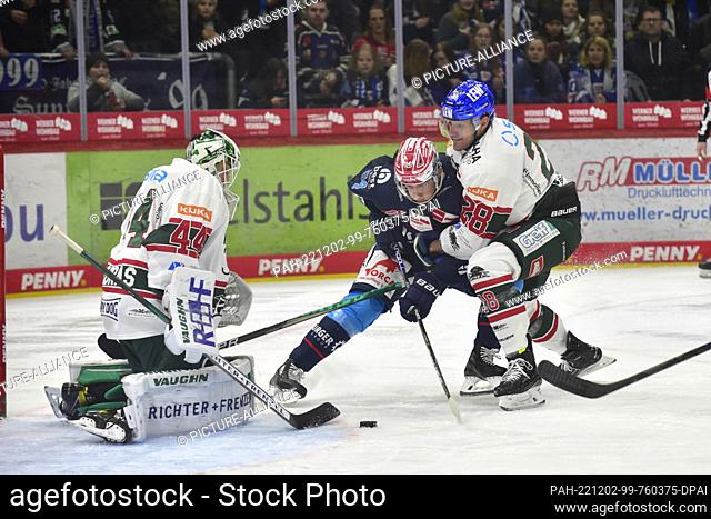 02 December 2022, Baden-Wuerttemberg, Villingen-Schwenningen: Ice hockey: DEL, Schwenninger Wild Wings - Ausgburger Panther