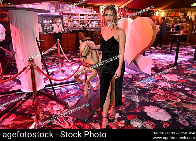 12 December 2023, Bavaria, Munich: Singer Sarah Engels stands in the Teatro Spiegel tent at Cathy Hummels' charity Christmas event