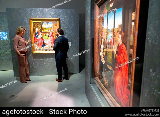 La reina Mathilde de Bélgica recibe una visita guiada por el curador Peter Carpreau durante una visita real a la exposición 'Dieric Bouts