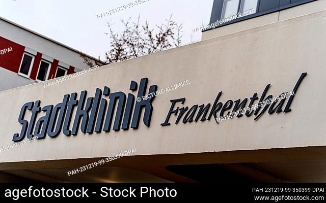 19 December 2023, Rhineland-Palatinate, Frankenthal: The lettering ""Stadtklinik Frankenthal"" is on the façade of the building