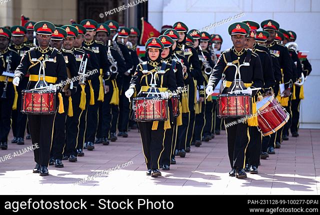 28 November 2023, Oman, Maskat: The band of the Sultan of Oman's honor guard marches with military honours in front of the Sultan's palace to welcome Federal...