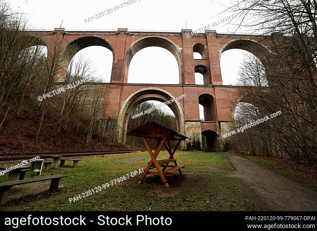 17 January 2022, Saxony, Barthmühle: The Elster Valley Bridge. Water is penetrating the masonry of the 150-year-old stone bridge