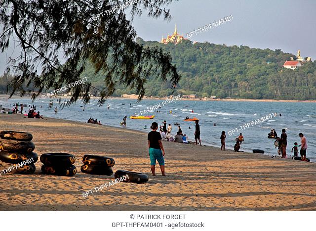 BAN KRUT BEACH WITH, IN THE BACKGROUND, THE PRA MAHATAT JEDE PUKDE PRAKAD, THE TEMPLE OF THE BIG BUDDHA, REGION OF BANG SAPAHAN, THAILAND, ASIA