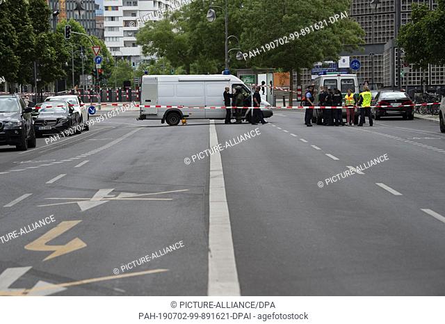 02 July 2019, Berlin: Police vehicles are parked at the entrance to Breitscheidplatz. A suspicious object was found not far from the Gedächtniskirche