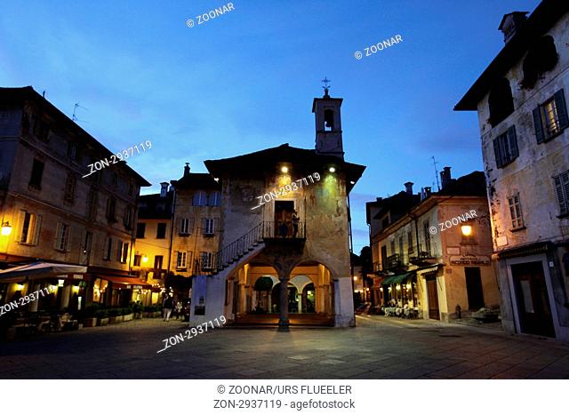 Der Hauptplatz oder Uferpiazza in der Altstadt des traditionellen Fischerdorf Orta am Ortasee in norden des Piemont im norden von Italien
