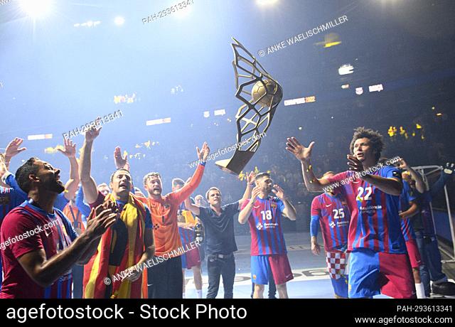 final jubilation Team Barca with the cup that the players throw to each other, vr Thiagus PETRUS (Barca), goalwart Gonzalo PEREZ DE VARGAS (Barca), curious