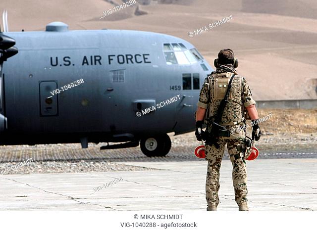 Landing of a Hercules C130 from the U.S. Air Force at the airfield of Feyzabad in the north part of Afghanistan. - Faizabad, Flughafen, Badkhashan, Afghanistan