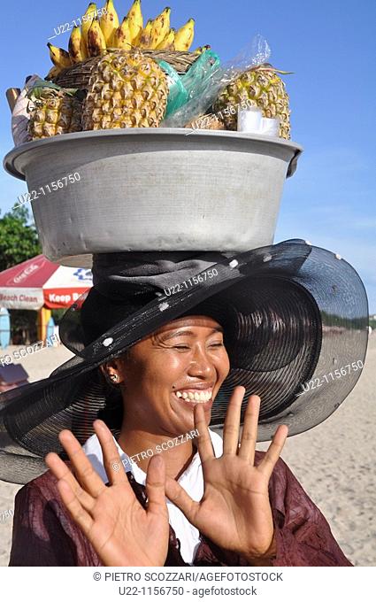 Kuta Beach (Bali, Indonesia): fruit seller at the beach