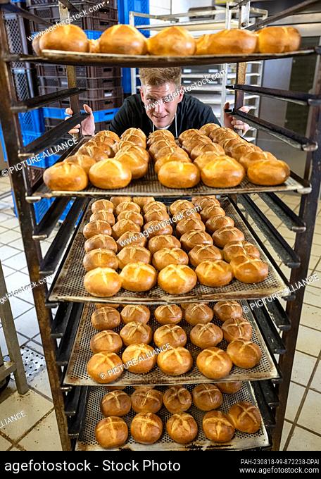 PRODUCTION - 17 August 2023, Bavaria, Munich: Master baker Sebastian Brücklmaier stands for a photo session in his bakery