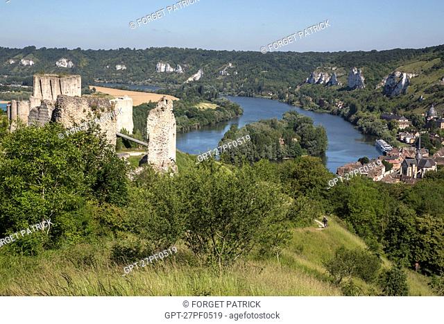 THE SEINE AND THE VILLAGE OF LE PETIT-ANDELY, THE MEDIEVAL FORTRESS OF CHATEAU GAILLARD BUILT BY THE ENGLISH KING RICHARD THE LIONHEARTED IN 1198, LES ANDELYS