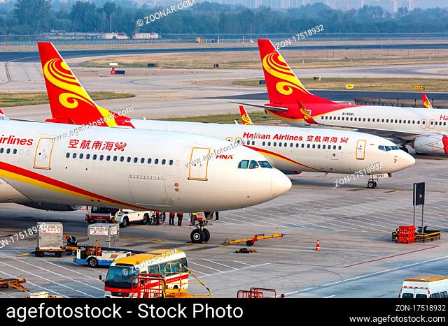 Peking, China ? 2. Oktober, 2019: Airbus und Boeing Flugzeuge der Hainan Airlines auf dem Flughafen Peking (PEK) in China