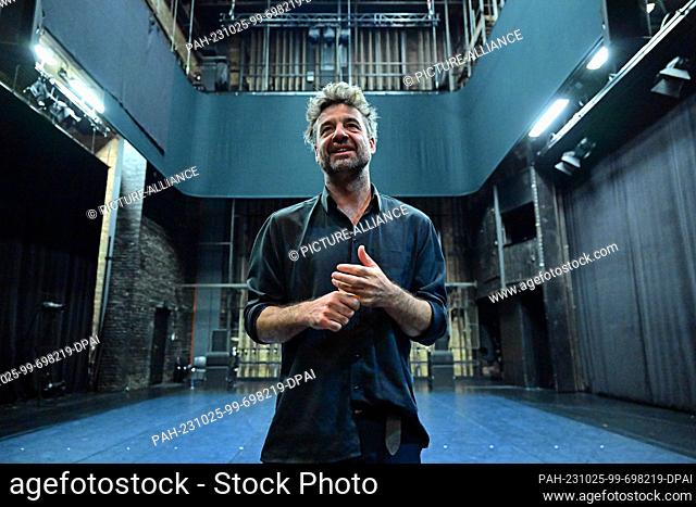 PRODUCTION - 25 October 2023, Thuringia, Jena: Walter Bart, director, stands on stage during a press rehearsal before the world premiere of the play ""Die...