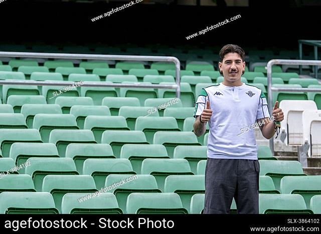 Arrival of Hector Bellerin today at the Benito Villamarín Stadium after announcing his signing yesterday. Coming from Arsenal FC Photography: Salvador López...