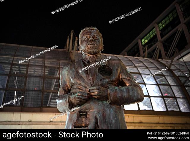 21 April 2021, Berlin: A larger-than-life statue at the main station shows entertainer Klaas Heufer-Umlauf. The approximately two-meter high monument made of...