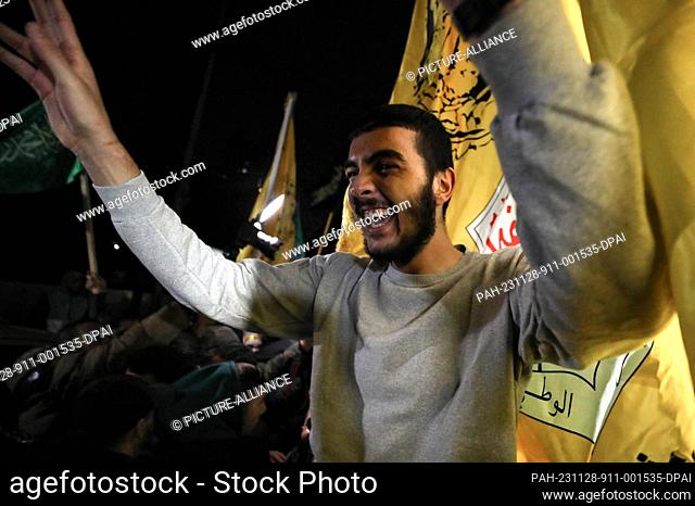 28 November 2023, Palestinian Territories, Ramallah: A Palestinian prisoner is welcomed by friends and family after being released from an Israeli jail