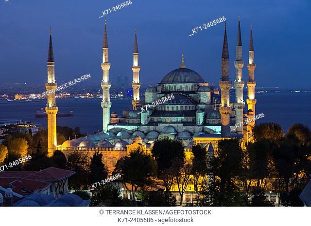 The Blue Mosque illuminated at dusk in Sultanahmet, Istanbul, Turkey, Eurasia