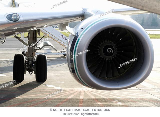 USA, Hawaii, Oahu, Honolulu. Jet engine and landing gear of passenger jet at loading gate, Honolulu Airport
