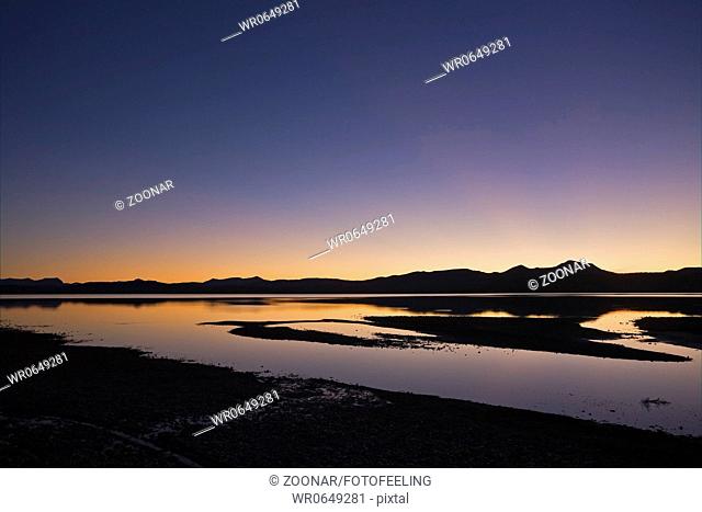 Abendstimmung am See Laguna Parrillar in der Naehe von Punta Arenas, Patagonien, Chile, Suedamerika, dusk at the lake Laguna Parrillar near Punta Arenas