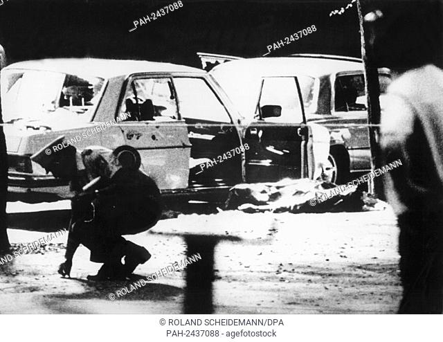 View of the crime scene in Cologne. The corpse of a killed policeman lies in front of the opened car door. Terrorists of the Red Army Faction (RAF) kidnapped...