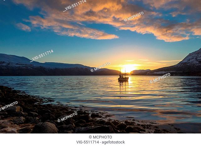 NOR, BLAAMANNSVIKA, 16.11.2015, Fischerboot im Sonnenaufgang im Kaldfjorden / fishing boat in sunrise - Blaamannsvika, Norway, 16/11/2015