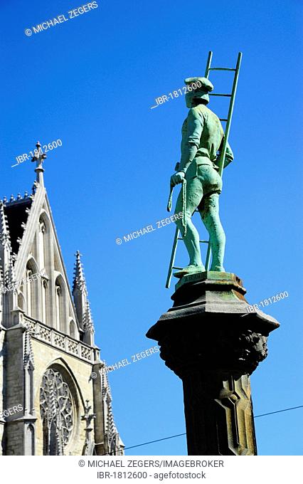 Notre Dame du Sablon Church, Zavel Kerk, sculpture, statue in the garden, Place du Petit Sablon or Kleine Zavel Plein square, city centre, Brussels, Belgium