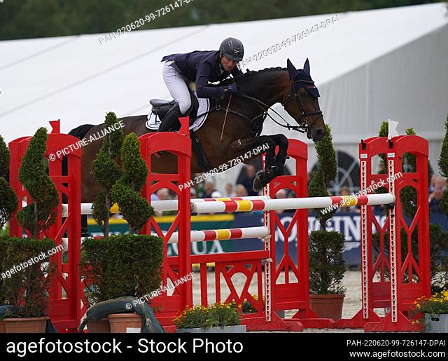 19 June 2022, Lower Saxony, Luhmühlen: Equestrian sport/Eventing: German Championship, Jumping, Meßmer Trophy CCI4* competition, in Luhmühlen