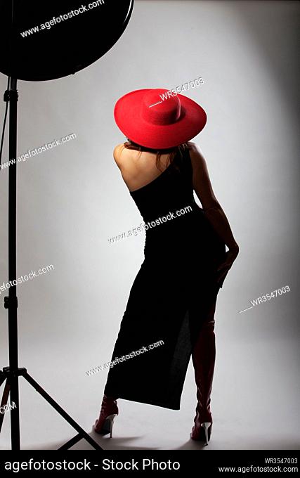 Frau mit einem roten Hut von hinten