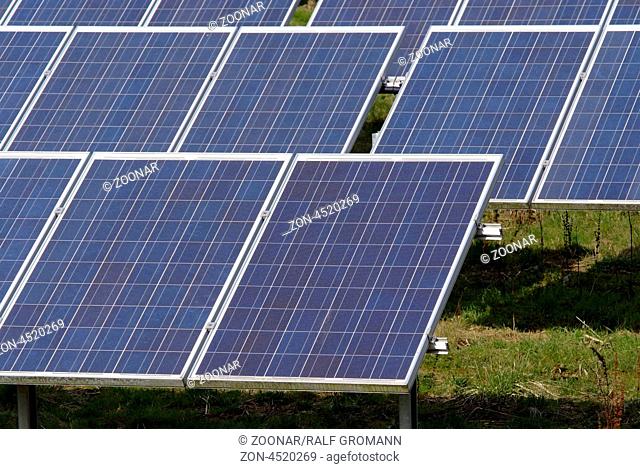 Solarmodule auf einem Solarpark zur nachhaltigen und regenerativen Energiegewinnung durch Photovoltaik
