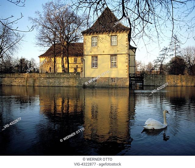 DEUTSCHLAND, HERNE, BAUKAU, D-Herne, Ruhr area, North Rhine-Westphalia, D-Herne-Baukau, Struenkede Castle, moated castle, renaissance, swan on the water