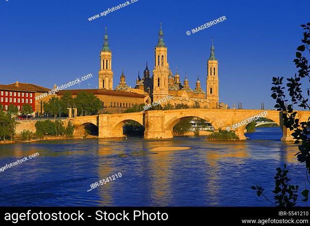Zaragoza, River Ebro, Basilica del Pilar, Puente de Piedra, Zaragoza, Aragon, Spain, Europe