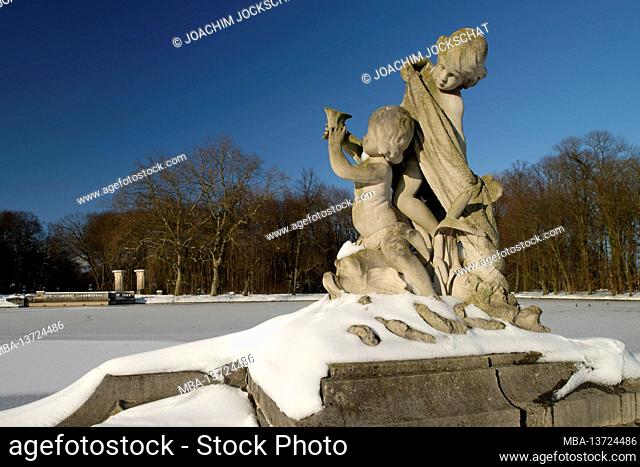 Statue in the castle park, Nordkirchen moated castle in winter, Nordkirchen, Münsterland, North Rhine-Westphalia, Germany