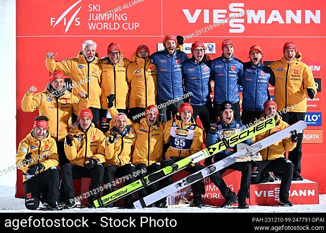 10 December 2023, Saxony, Klingenthal: Nordic skiing/ski jumping, World Cup, large hill, men, 2nd round. The German team with third-placed Andreas Wellinger...
