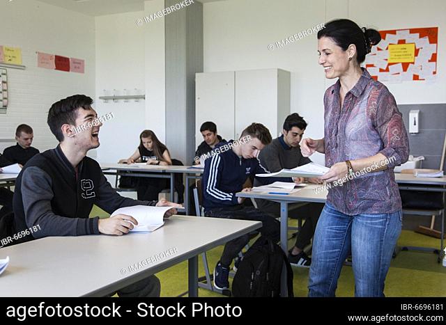Teaching a refugee class or AVI, Ausbildungsvorbereitung International at the Elly-Heuss-Knapp-Schule, a vocational college of the city of Düsseldorf