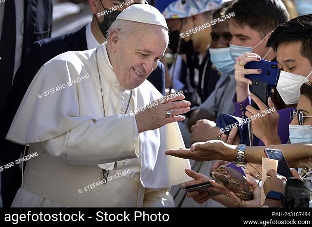 Pope Francis during the General audience in the Saint Damaso courtyard. Vatican City, May 26, 2021. - vatican city state/State of the Vatican City/Vatikanstadt
