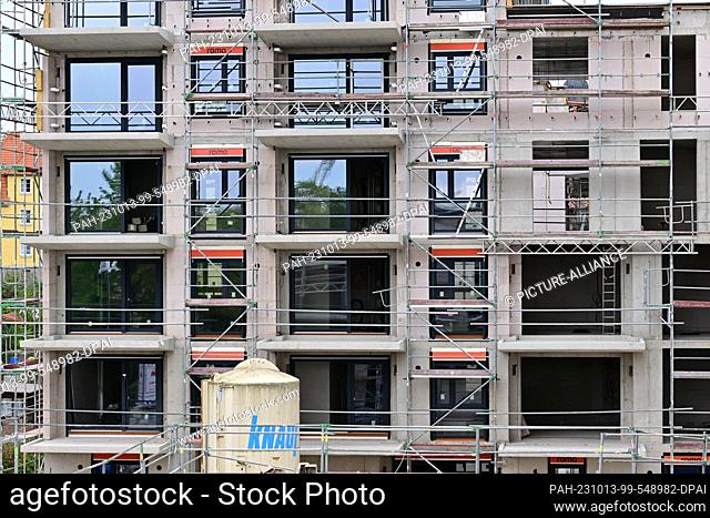 PRODUCTION - 12 October 2023, Thuringia, Erfurt: A construction site on the day of the topping-out ceremony. The revitalization of an existing high-rise...