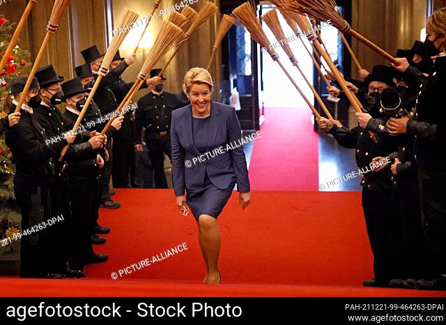 21 December 2021, Berlin: Franziska Giffey (SPD), Berlin's new Governing Mayor, is greeted by chimney sweeps at the Rotes Rathaus