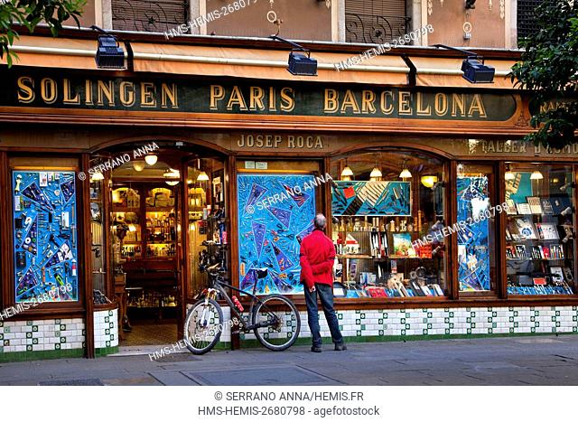 Spain, Catalonia, Barcelona, Gothic area, Plaça del Pi, an old knives shop