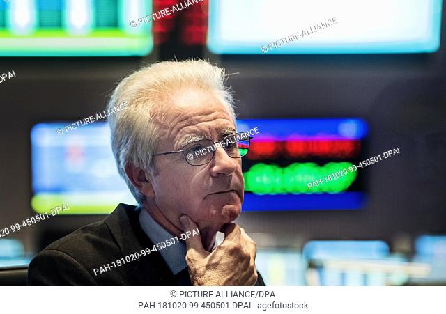 20 October 2018, Hessen, Darmstadt: 20 October 2018, Germany, Darmstadt: Paolo Ferri, Head of Mission Operations at ESA, is standing in the main control room