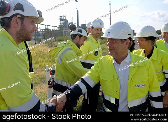 PRODUCTION - 26 July 2023, North Rhine-Westphalia, Oberhausen: Robert Habeck, Federal Minister for Economic Affairs and Climate Protection (r, Greens)