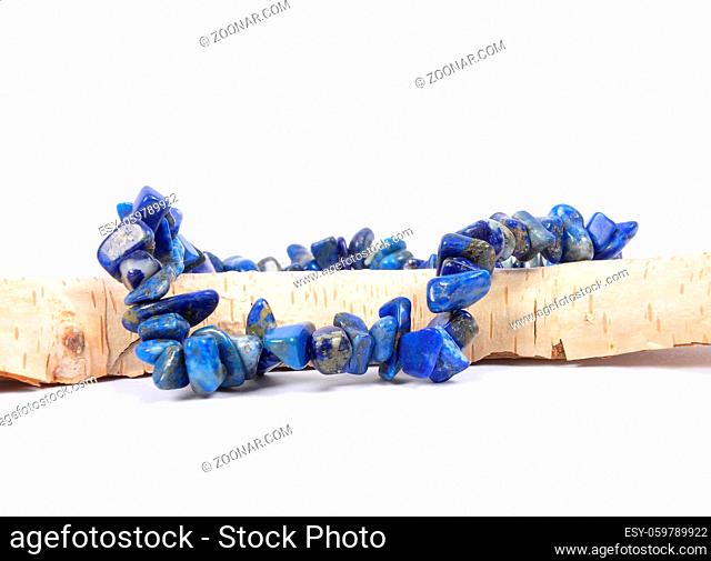 Lapislazuli Splitterkette auf Holz - Splintered lapis lazuli chain on wood