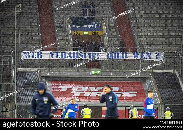 Transparent in the fan block of B ""Who is kidding whom?"", Protest, fan protest, before that the players warm up Football 1