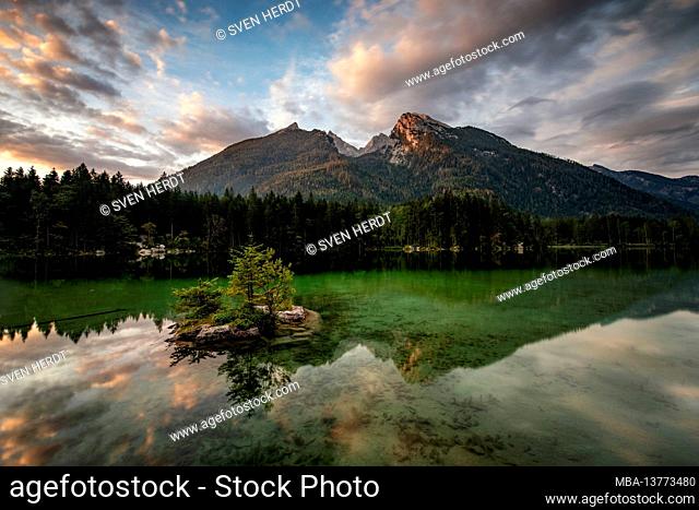 The Hintersee in the morning and the Hochkalter in the background