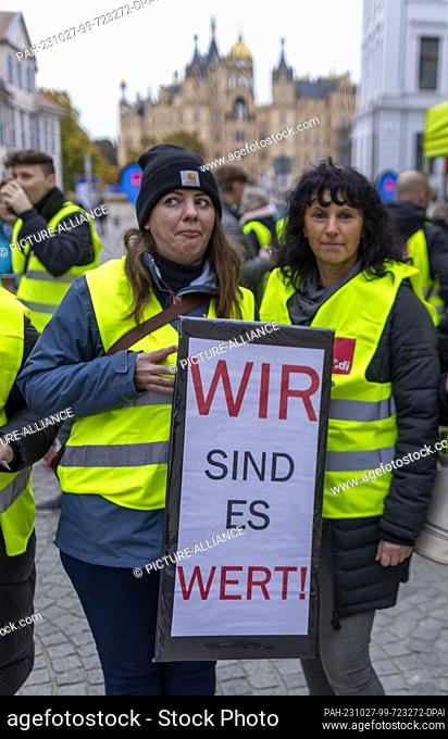 27 October 2023, Mecklenburg-Western Pomerania, Schwerin: Retail employees are protesting for higher wages at a strike rally organized by the Verdi trade union