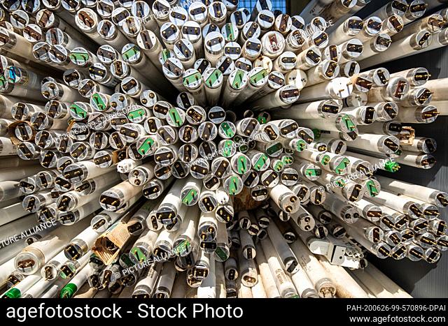 25 June 2020, Saxony, Kleincotta: Several old and defective fluorescent tubes lie together in a container at the Kleincotta recycling centre near Pirna