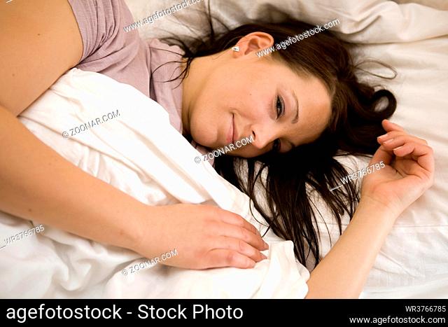 junge Frau im Bett