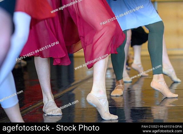 21 May 2021, Saxony-Anhalt, Magdeburg: Ballet dancers rehearse the piece for ""Paquita"" in the ballet room of the Theater Magdeburg