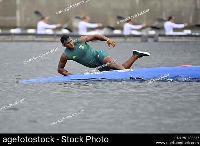 Isaquias QUEIROZ dos SANTOS (BRA) action, final, cheers at the finish, jubilation, cheering, joy, cheers, jumps into the water, winner, winner, Olympic champion