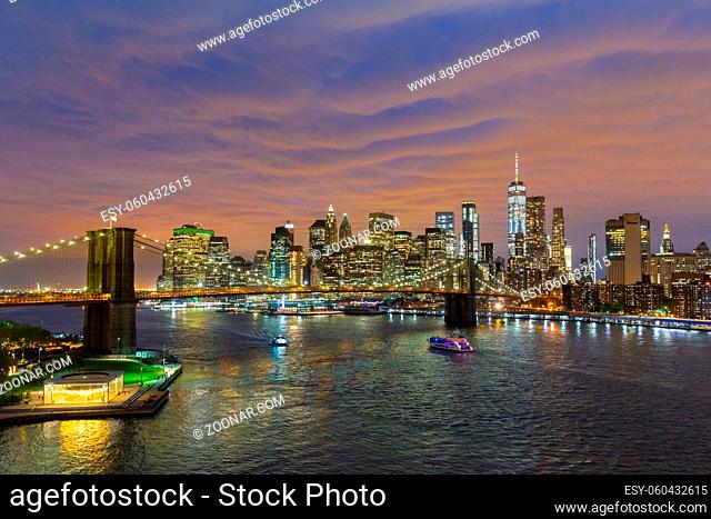 Brooklyn, Brooklyn park, Brooklyn Bridge, Janes Carousel and Lower Manhattan skyline at night seen from Manhattan bridge, New York city, USA